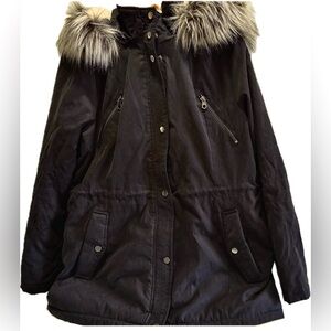 Liz Claiborne Women's Outerwear. Black Fur-Trimmed Jacket
Size:  Large.
